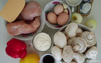 Чтобы приготовить террин с куриным мясом Вам понадобится жаропрочная форма для его запекания, сковорода для поджаривания овощей, нож и разделочная доска. Вымойте овощи и грибы перед приготовлением.