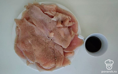 Нарежьте куриное филе тонкими пластами, как Вы делаете это для отбивных. Отбейте их с двух сторон для большей мягкости, добавьте соль, перец, соевый соус и хорошо перемешайте. Оставьте мариноваться примерно на 60-90 минут.