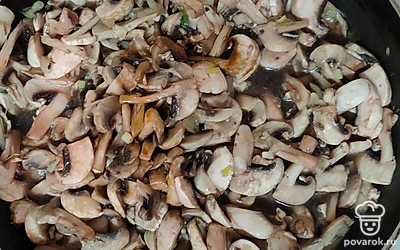 Лук и чеснок вымойте измельчите с помощью ножа или специального пресса для чеснока. Затем отправьте их на сковороду с растительным маслом. В это время нарежьте грибы и затем добавьте их в сковороду. Тушите еще 5-7 минут. Остудите и добавьте сырой белок 1 яйца. Добавьте соевый соус и хорошо перемешайте.