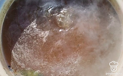 В кастрюлю налейте воду, поставьте на медленный огонь, добавьте косточку, соль, перец и лавровый лист.