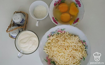 Приготовьте заливку, для этого соедините яйца, оставшийся желток, сливки. Пшеничную муку и натертый на крупной терке твердый сыр. Посолите, поперчите и хорошо перемешайте, чтобы не было комочков.