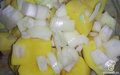 Картошку помойте, почистите, крупно нарежьте. Лук почистите, нарежьте кубиками. Овощи отправьте в суп через 30 минут после закипания бульона. Когда суп сварится, достаньте косточку, удалите с нее мясо. Мясо отправьте в суп, перемешайте. Косточку можно выкинуть.