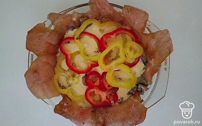 Соберите террин. Жаропрочную форму смажьте маслом и выложите филе в один слой, оставляя его края свисать. Залейте пласты филе 1/3 части заливки, а поверх нее разложите нарезанный болгарский перец.