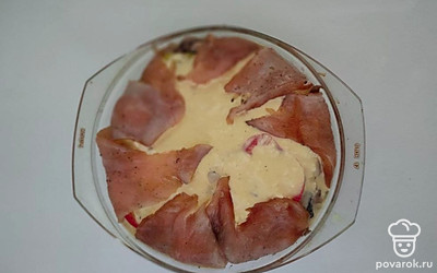 Затем распределите грибную начинку и снова накройте кружочками болгарского перца. Заверните свисающие края куриного филе, как бы формируя закрытый пирог. Затяните форму фольгой или накройте керамической крышкой подходящего размера.