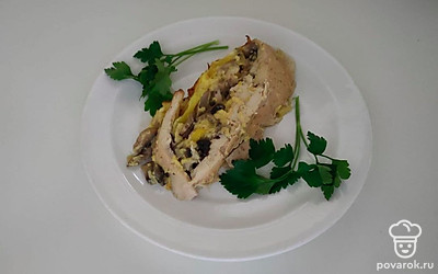 Подавайте террин к столу горячим со свежей зеленью. Можете оставить его в духовке, чтобы он полностью остыл и затем используйте его как закуску.