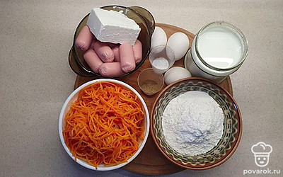 Подготовьте ингредиенты для приготовления блинов: яйца, выньте их из холодильника заранее, молоко и муку. Отмерьте нужное количество моркови по-корейски и сыра фета, отварите сосиски.