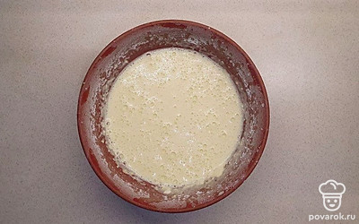 Для начала сделайте тесто для блинов, для этого смешайте яйца, молоко и муку в блендере до однородной консистенции, добавьте 50 мл растительного масла и соль.