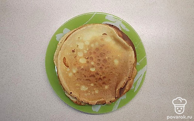 Из теста нажарьте блины, выливайте половник теста на разогретую сковороду и жарьте по 1-2 минуты с каждой стороны.