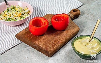 Приготовьте начинку. В небольшой миске яйца смешайте с майонезом, посолите и поперчите. Зеленый лук добавьте в емкость к остальным ингредиентам. Аккуратно перемешайте начинку. Начините помидоры яично-луковой массой с помощью чайной ложки.