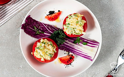 Разложите помидоры на сервировочном блюде, украсьте рубленым зеленым луком. Поместите закуску в холодильник для охлаждения до подачи.