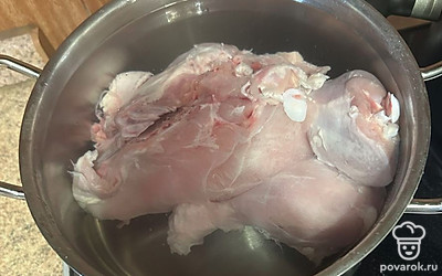 Помойте и поставьте варить курицу. 