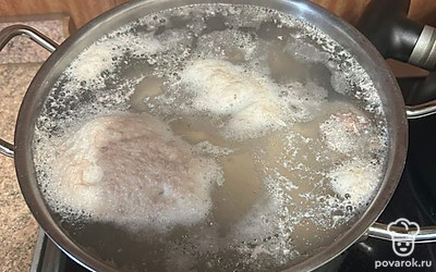 При образовании пенки снимите ее и посолите суп. 