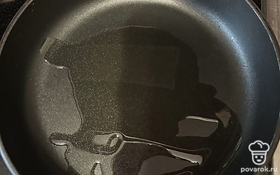 Разогрейте сковородку и добавьте растительное масло. 