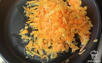 Натрите морковь и выложите на сковороду. 