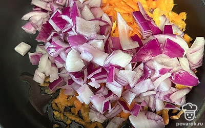 Нарежьте лук и добавьте к моркови. 