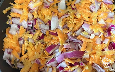 Перемешайте все. Обжаривайте овощи до уменьшения объема. 