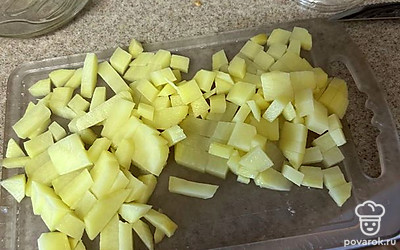 Нарежьте картошку. 