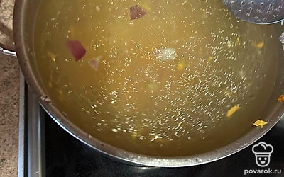 Достаньте курицу из бульона. Положите в кастрюлю картошку, смесь из лука и моркови. Варите 10 минут. Снимите куриное мясо с костей.