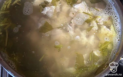 В суп выложите кусочки курицы. Варите 20 минут. 