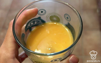 Смешайте в стакане яйца. 