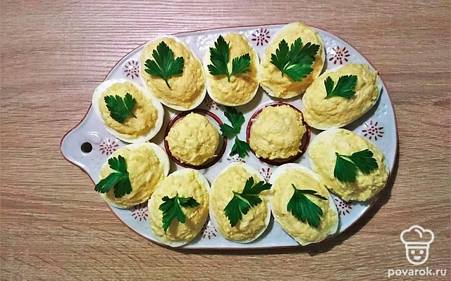 Яйца, фаршированные классической сырной закуской — Рецепт с фото