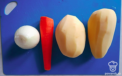 Очистите и вымойте овощи.