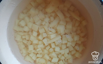 Картофель нарежьте небольшими кубиками и промойте в воде.