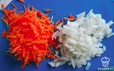 Натрите морковь на терке, а репчатый лук нарежьте кубиками.