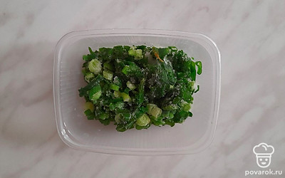 Порубите свежую зелень.