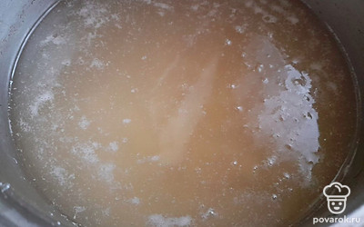 Положите картофель в кастрюлю с водой. Поставьте на огонь и доведите до кипения. Добавьте пару щепоток соли, перемешайте. Варите 10 минут.