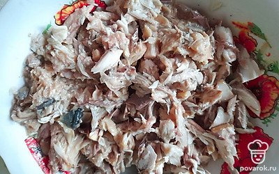 Разломайте консервированную скумбрию вилкой, предварительно удалив крупные кости.