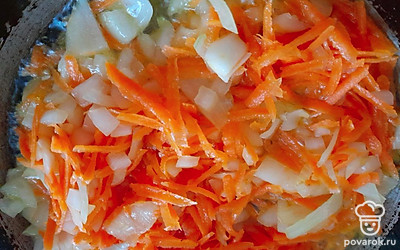 Поставьте сковороду на огонь. Налейте в нее растительное масло и выложите овощи. Обжаривайте их 2–3 минуты, периодически помешивая.