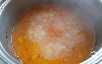 Переложите обжаренные овощи и консервированную скумбрию в кастрюлю с картофелем. 