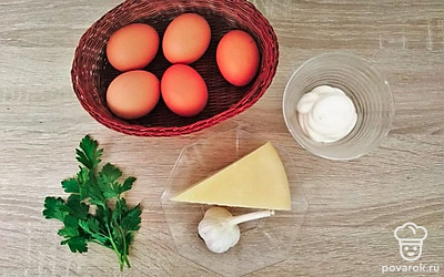 Вымойте яйца теплой водой с содой или мылом. Натрите сыр на мелкой терке. Чеснок измельчите ножом или чеснокодавилкой.