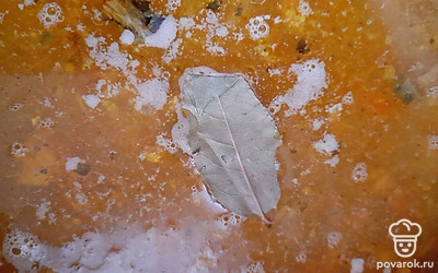 Добавьте лавровый лист. Варите на медленном огне еще 10 минут.