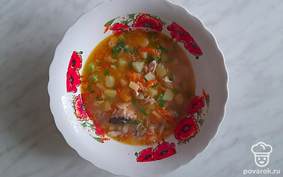 Разлейте горячий суп по тарелкам и добавьте свежую зелень. Приятного аппетита!