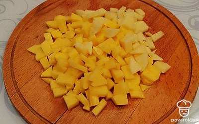 Картофель почистите и нарежьте кубиками.