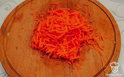 Морковь почистите и натрите на крупной терке.