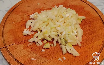Лук почистите и нарежьте.