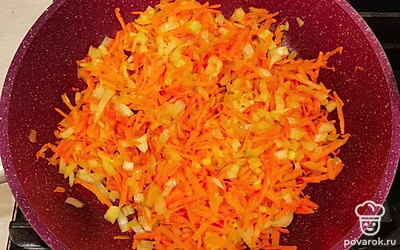 На сковороде слегка обжарьте морковь и лук с добавлением небольшого количества масла.