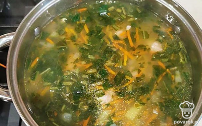 Если щавель свежий, нарежьте его. У меня замороженный щавель, поэтому я сразу добавила его к овощам. Перемешайте, варите около 10-12 минут.