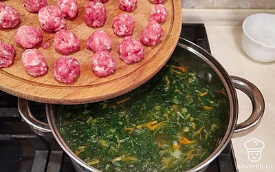 Сформируйте фрикадельки, добавьте их в щи.