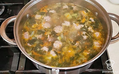 Посолите по вкусу. Варите еще 15-20 минут до готовности.