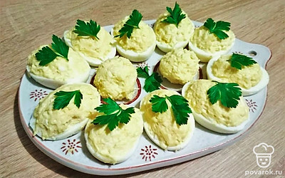 Блюдо для подачи можно выложить листьями салата. Украсьте фаршированные яйца листиками петрушки и укропом. Для совсем маленьких едоков можно украсить яйца в виде мышек или зайчиков.