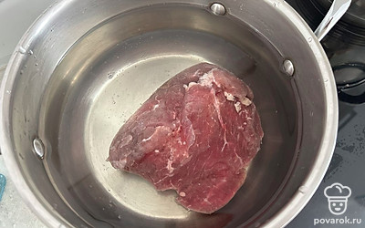 В холодную воду опустите мясо, варите 40 минут.