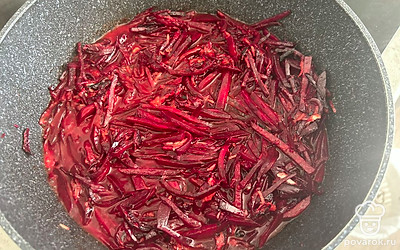 Свеклу нарежьте тонкой соломкой, обжарьте на растительном масле 5-7 минут. Добавьте 2 ложки томатной пасты и измельченный чеснок. Обжарьте еще 3 минуты. Добавьте 100 миллилитров кипятка и тушите на слабом огне под крышкой до выпаривания воды. Затем снимите с огня.