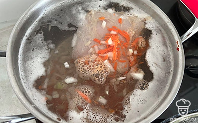 Через 40 минут после закипания воды добавьте морковь и лук. Варите в течение 10 минут.