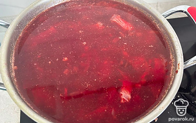 Добавьте свеклу, варите на слабом огне 5 минут.