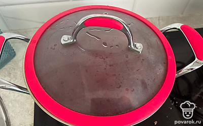 Закройте крышкой и дайте настояться 10 минут.