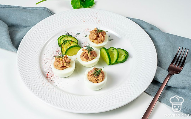 Закуска из яиц, фаршированных печенью трески — Рецепт с фото